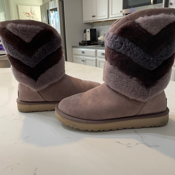 Barely worn *UGG* boot - Picture 5 of 6